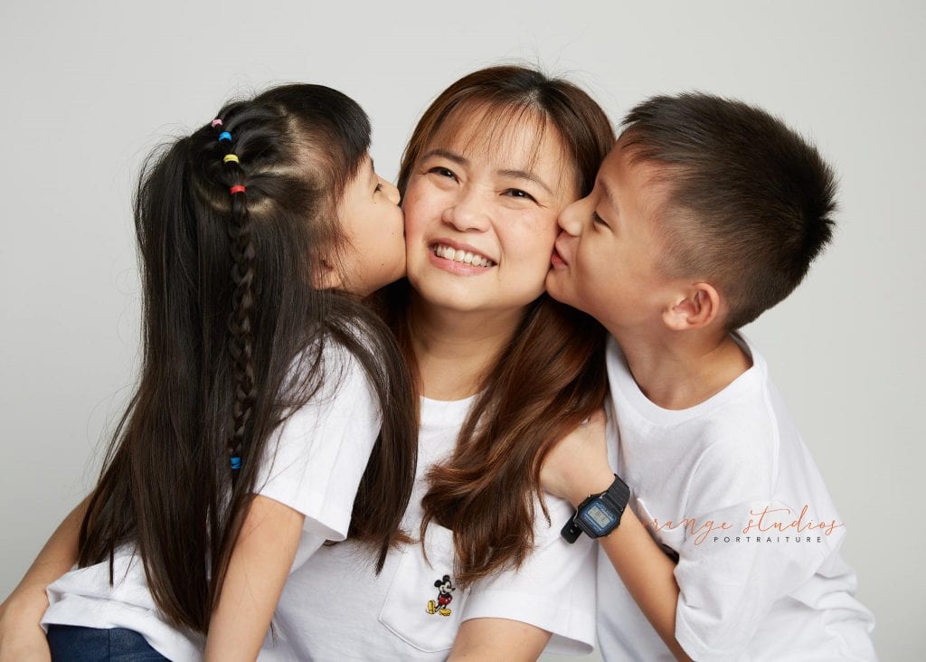 kids kissing mum family portraits in singapore studio