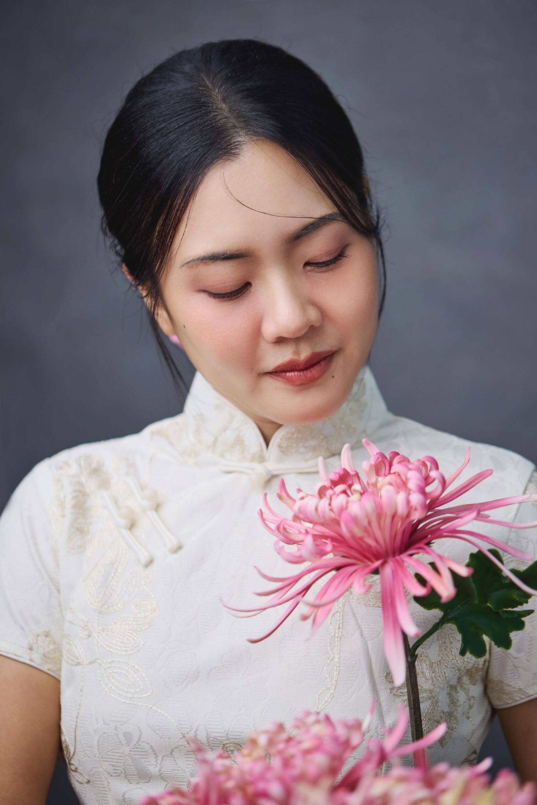 Low-key 新中式 portrait with deep ink tones and dramatic side lighting