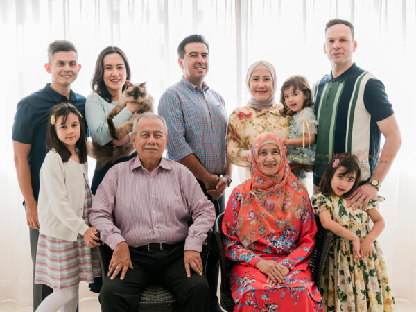 Three-Generation Family Photoshoot in Singapore: The 2026 Guide to Getting Everyone in One Frame